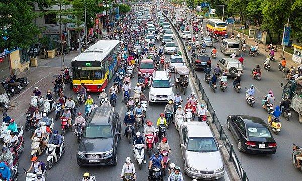 6. "Vietnam'ın caddelerinde karşıdan karşıya geçmeye çalışmak bir eziyet. Yaya yolu falan yok, bir boşluk bulup kendinizi trafiğin ortasına atmanız gerekiyor. Ülkeye ilk kez gelen insanların yüzündeki şaşkınlığı 50 metre öteden görebiliyorsunuz."