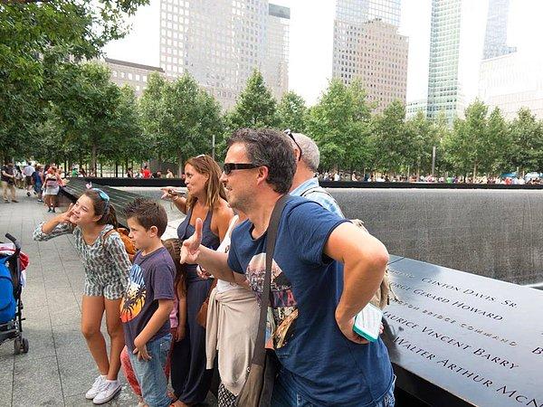 12. "New York'ta 11 Eylül anıtlarını ziyaret eden insanların güle eğlene fotoğraf ve selfie çekmeleri çok kaba bir davranış."