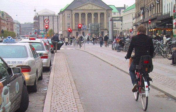 17. "Danimarka'da lütfen bisiklet yollarından yürümeyin. Sinirli bisikletçiler ya size bağıracaktır ya da çarpıp geçecektir."