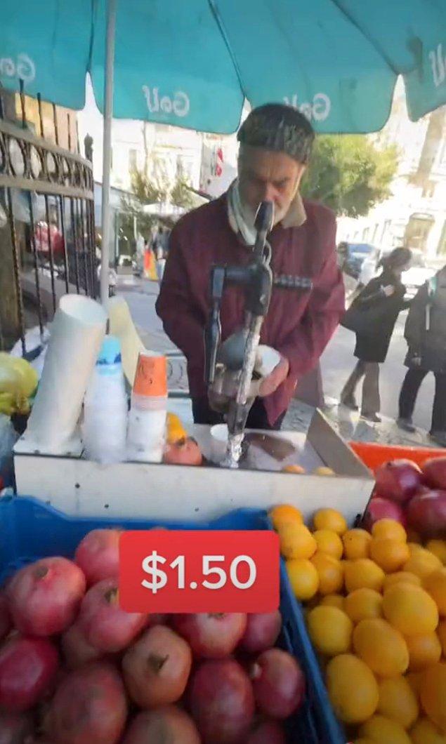 Ardından 1.5 dolara karışık sıkma meyve suyu alıyor ve tüm fiyatların tezgahta yazılı olduğunu takdir ediyor.
