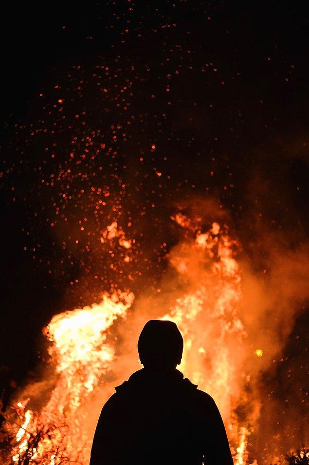 13. Su, ateşin sıcaklığını absorbe ederek buhara dönüştürdüğü için yangınlarda kullanılmaktadır.