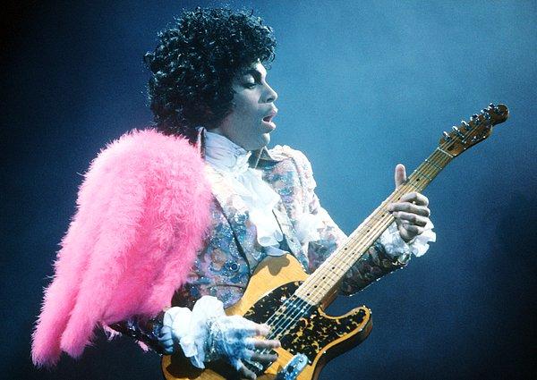 4. Amerikalı dünyaca ünlü müzisyen Prince, sahne kıyafetleri ile tüm cinsiyet kategorilerini yıkmıştı ve her bir kıyafeti gerçekten zevk ile taşıyordu!