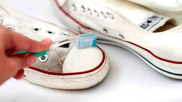 2. Diş fırçası ve macunu, ağız bakımı dışında da oldukça faydalı bir ikili. Ayakkabılarınızdaki inatçı lekeler için eski diş fırçanızdan yardım alabilirsiniz.
