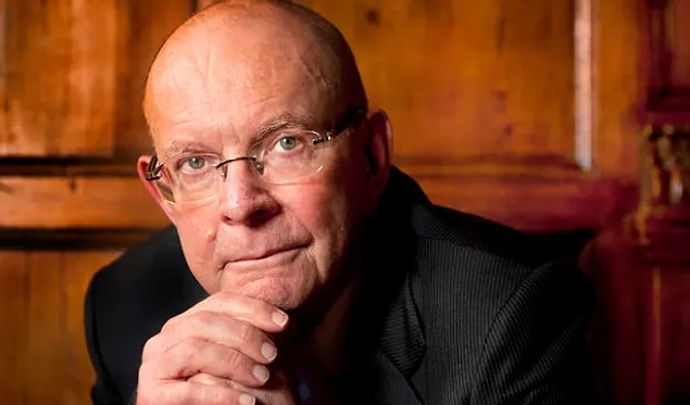 Dünya, 30 farklı dile çevrilen 130 milyondan fazla satış adedine ulaşan ilk kitabı: "When the Lion Feeds’i" 1964’te yayınlayarak büyük bir başarı elde eden Wilbur Smith'in ölümünü konuşuyor.