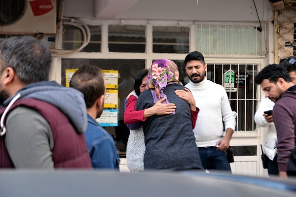 Bu sırada Cabbar Kürçe’nin yakınları gözyaşı döküp, sinir krizi geçirdi. Cabbar Kürçe’nin cansız bedeni otopsi için Adana Adli Tıp Kurumu morguna kaldırılırken, Sefa Kürçe ise emniyete götürüldü.