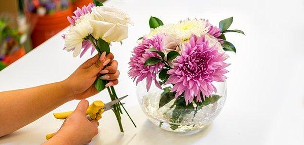 Çiçek buketleri, uygun bir vazoda daha uzun süre yaşayabilir.