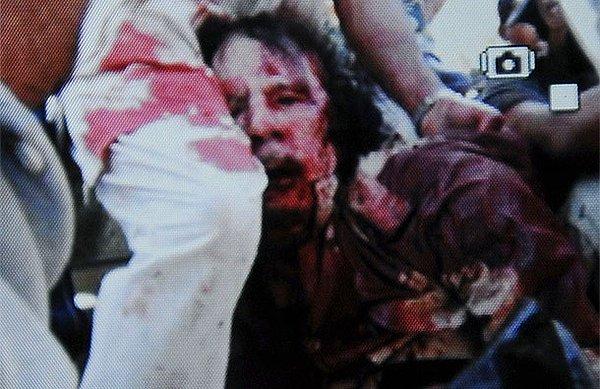2011 yılının 20 Ekim'inde, Sirte'deki isyancı güçler, NATO savaş uçaklarının Kaddafi'nin konvoyunu bombalamasının ardından Muammer Kaddafi'yi öldürdü.