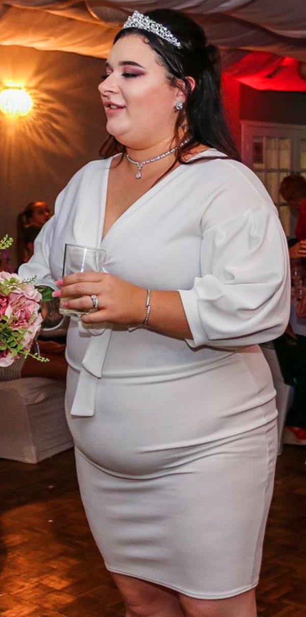 İki çocuk annesi, 28 yaşındaki Kayleigh Baldwin-Wilkinson, 44 bedenmiş ve kendisine hazır ve sağlıksız yemek bağımlılığı yüzünden morbid obez teşhisi konulmuş.