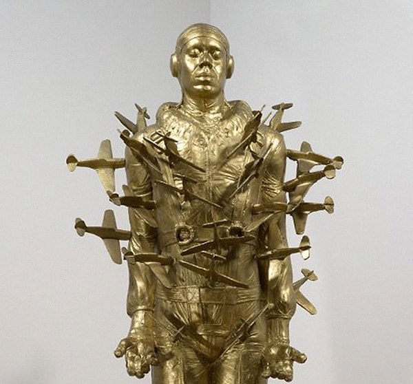 10. Это сделал скульптор по имени Майкл Ричардс, и он сосредоточил все свое искусство на самолетах. На самом деле это была скульптура самого себя. И он умер 11 сентября на 92-м этаже во время террористических актов