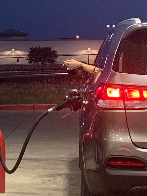 6. Курящий человек на АЗС: