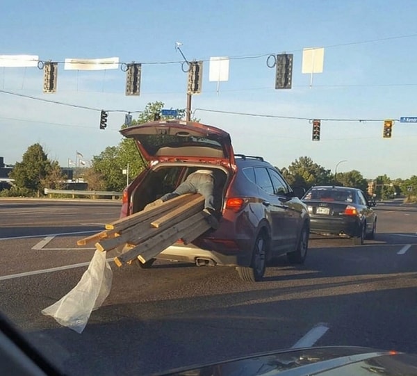 22. И человек, цепляющийся изо всех сил за рыхлые срезы дерева: