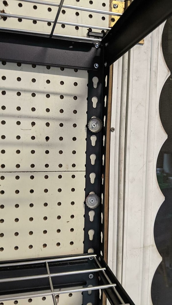 20. Я не смог найти шайбы, которые подошли бы к головкам винтов ... Так что вот...