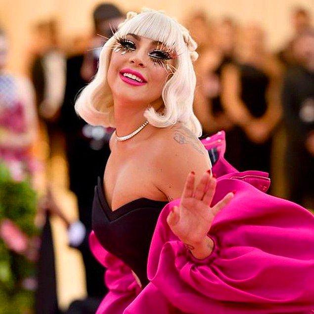 Lady Gaga, son dönemlerde mükemmel sesinin dışında başarılı oyuncuk performansı ile de gören herkesi kendine hayran bırakıyor.