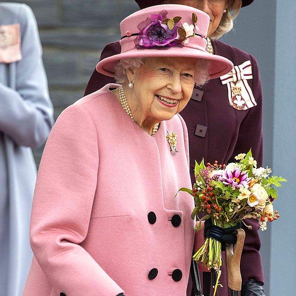 İngiltere Kraliçesi II. Elizabeth'i tanımayan kimse yoktur diye düşünüyoruz, çünkü kendisi dünyanın en güçlü kadınlarından bir tanesi olmasının yanı sıra son yıllarda mizah dünyasına dahil olmuş bir isim.
