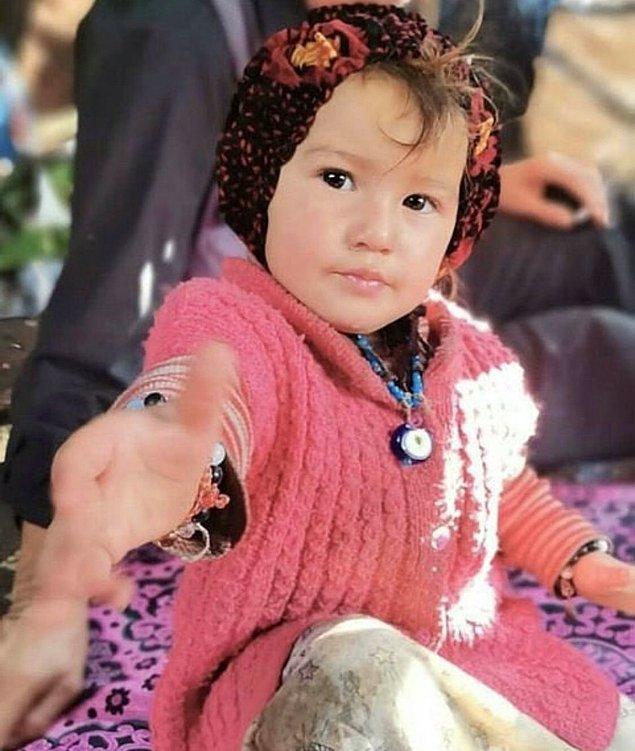 10. 10 gündür aranan 2.5 yaşındaki yörük kızı Müslüme'nin bugün ne yazık ki cansız bedenine ulaşıldı. Bu acı haberin ardından insanlar duygularını paylaştı.
