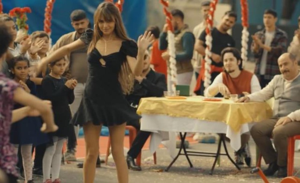 Üç Kuruş'un Leylası Aslıhan Malbora'nın Mini Şortlu Pozu! Hayran Bıraktı...