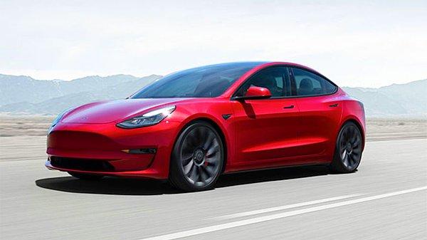 Tesla Model 3'ün deneme aşamasında olduğu o dönemde Musk, Hothi'nin arabasıyla test sürüşündeki otomobili taciz ettiğini hatta bu yüzden bir güvenlik görevlisinin yaralandığını iddia etti.