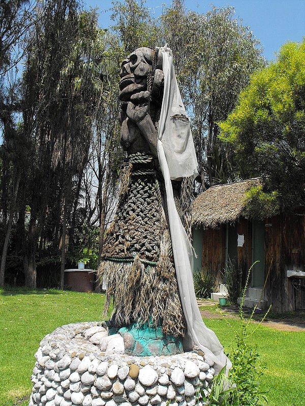 En bilinen hikayeye göre La Llorona aslında Meksika'yı fethi sırasında Hernán Cortés'e tercüman, rehber ve daha sonra metresi olarak hizmet eden yerli bir kadın olan La Malinche'di.