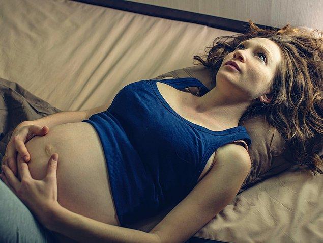 1. "Hamilelik uykusuzluğu hakkında kimse konuşmadığı için kadınlar bunu yaşayınca şaşırıyorlar. 'Bebek doğduktan sonra uykusuz kalacaksınız zaten' gibi şakaya vuranlar da var ama uykusuzluk günlük hayattaki enerjinizi gerçekten sömürüyor."