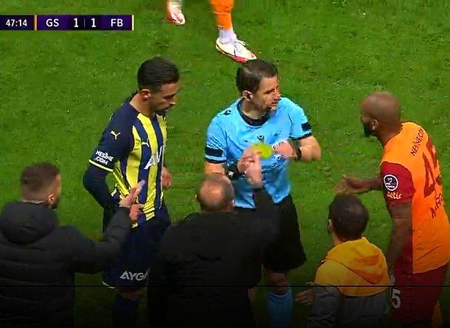 45+3'te Fatih Terim top oyun alanı dışına çıkmadan topa dokunduğu için sarı kart gördü.