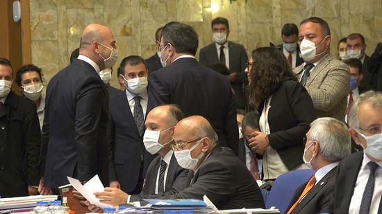 TİP Milletvekili Kadıgil, Bakan Soylu'ya Sedat Peker'in İddialarının Yer Aldığı 'Duvar' Kitabını Hediye Etti