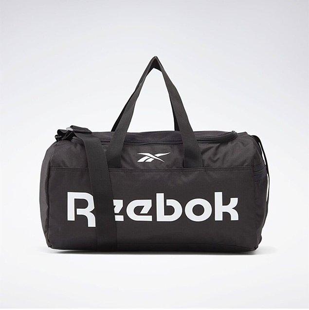 Salona giderken tüm eşyalarını sığrabileceğin Reebok spor çantası.