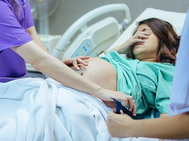 7. Bir kadının 35 yaşından sonra ikiz doğurma olasılığı öncesine oranla daha yüksektir. Bu yaştan sonra yaklaşık 27 kadından 1'i muhakkak ikiz doğurur. 50 yaşından sonrasındaysa bebeğinizin ikiz olma ihtimali 9'da 1'dir!