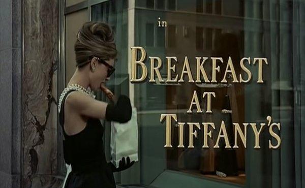9. 'Breakfast at Tiffany's' filminde, kitabın yazarı Truman Capote başrol oyuncusu Audrey Hepburn'in performansından hiç memnun kalmadı. Aslında başrolü Marilyn Monroe'ya vermek istiyorlardı fakat Monroe onları reddetti.