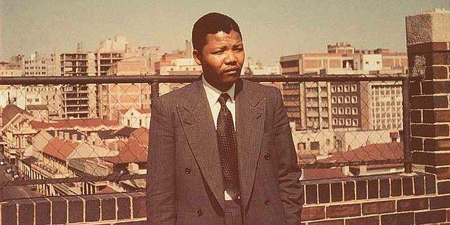 Nelson Mandela, Güney Afrika tarihindeki ilk siyahi avukat unvanını elde etmiştir.