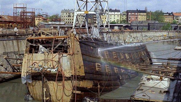 10 Ağustos 1628'de büyük Vasa gemisi halka sunuldu ve Stockholm Limanı'ndan ilk yolculuğuna çıktı.