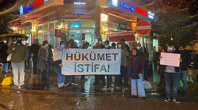 Dövizde yaşanan ani ve sert yükselişlerden ve son gelen zamların ardından da İstanbul'da ve Ankara'da birçok vatandaş "Hükümet istifa" sloganıyla sokaklara döküldü.