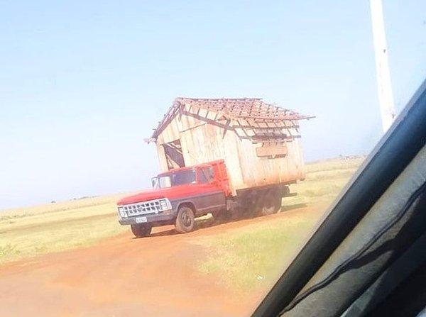 11. "Brezilya'da ev taşıyan bir kamyon."