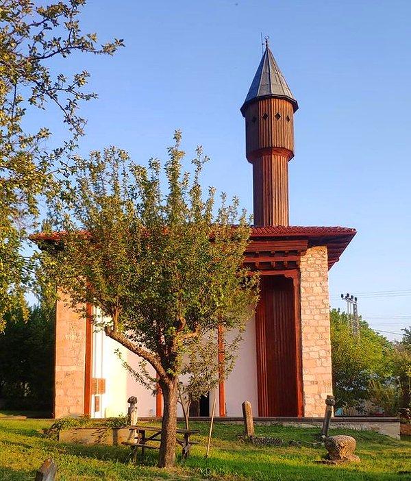 8. Çivi kullanılmadan yapılan cami Mahmutbey Camii...