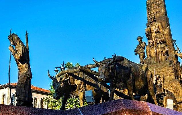 9. Kurtuluş Savaşı'nın kadın kahramanlarından Şerife Bacının anıtı;  Atatürk ve Şehit Şerife Bacı Anıtı...