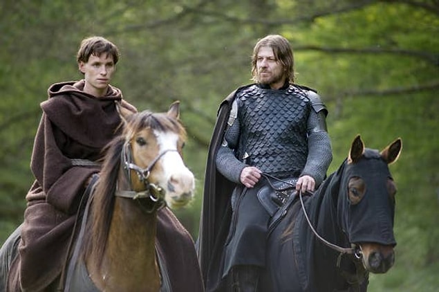 7. Eddie Redmayne 'Elizabeth I' filmi için at biniciliği konusunda yalan söylemiş. Hollywood'da öğrendiği en önemli şey olarak, oyuncu seçiminde yalan söylememenin öneminden bahseden Eddie Redmayne at üzerinde zor zamanlar geçirmiş.