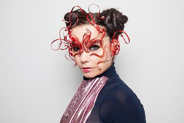 1965'te Reykjavik'te doğan Björk; yeteneği çok küçük yaşlarda fark edilmiş, 6 yaşındayken klasik piyano ve flüt eğitimi almaya başlamış bir isim.