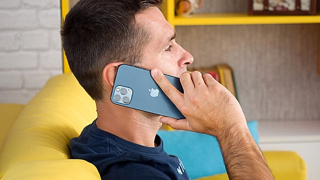 İşte yine aynı sorunla karşı karşıyayız! iPhone 12 modellerinde görülen bu ses kartı sorunu kendini tekrar etti. Birçok telefon kullanıcısı, arama sırasında telefonun dahili mikrofonunun çalışmadığını belirtti.