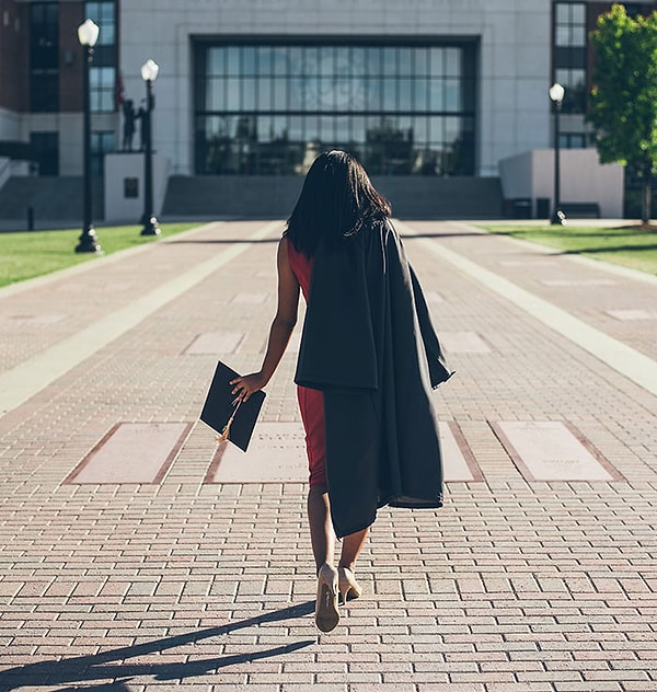 2. Он говорил, что я использовала «слишком много умных больших слов», а он бы просто хотел больше «расслабиться». Критиковал мои телевизионные и кино-предпочтения как слишком "интеллектуальные".Теперь у меня есть степень магистра и доктора наук, и я вышла замуж за технологического миллионера со степенью доктора философии в теоретической физике. Так что, похоже, мое предпочтение интеллектуальным развлечениям и большим умным словам окупилось.