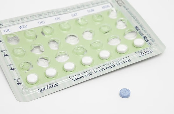 9. Отказаться от противозачаточных таблеток. В 16 лет. Не потому, что он хотел чтобы у нас были дети (мы даже не занимались сексом), а потому, что «знание того, что я технически не способна к деторождению, сделало меня менее женственной». Не говоря уже о том, что я принимала эти таблетки из-за изнуряющих судорог