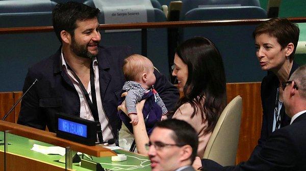 Başbakan Jacinda Ardern de, görev başındayken doğum iznine ayrılmış, bebeğini üç aylıkken emzirebilmek için bir Birleşmiş Milletler toplantısına götürmüştü.