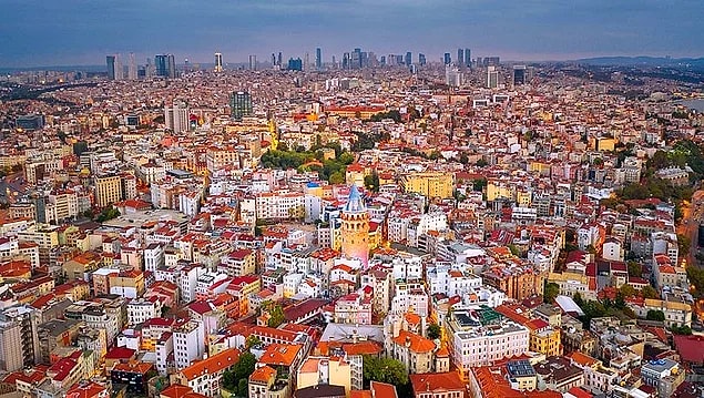 Türkiye'de son dönemlerde her şey gibi kira fiyatları da öyle bir arttı ki, ev sahipleri kapalı olan herhangi bir alan için dudak uçuklatan kiralar talep ediyorlar. Özellikle İstanbul'daki kira artışı da gündemden düşmüyor.