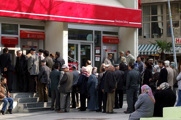 10. "Eski erkek arkadaşım gece yarısı beni kendisine çekip kulağıma şu sözleri fısıldadı: 'Bankalar benim tüm birikimimi alıp götürüyor...'"