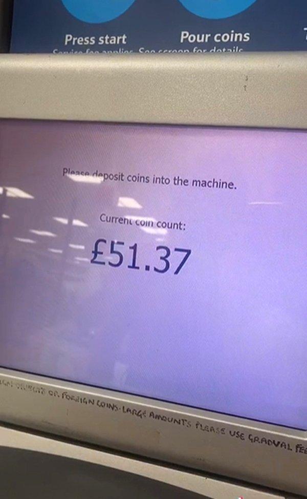 Bozukluk sayma makinesinde paraları saydıran Annabelle, sinirlenmektense sonunda £51.37 borç parasını almanın mutluluğunu yaşıyor.