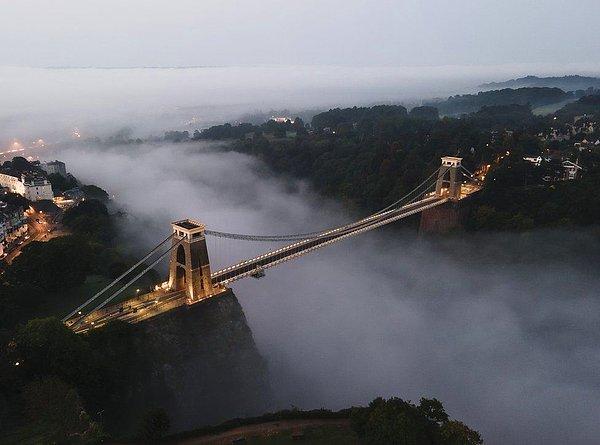 2. İngiltere Tarihi kategorisi, Sam Binding'in sisli bir gün doğumu sırasında Bristol'deki ünlü Clifton Asma Köprüsü manzarasıyla kazanıldı.