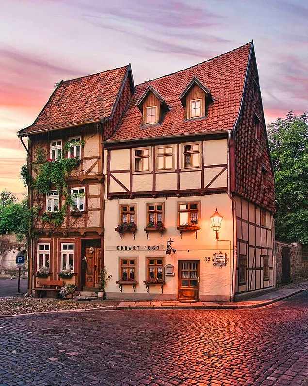 Два фахверковых дома XVII века, которые избежали серьезных повреждений во время Второй мировой войны. Гарц, Саксония-Анхальт, Германия