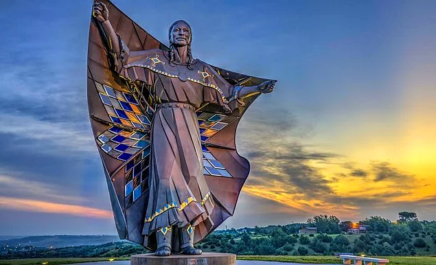 Эта 15-метровая статуя индейской женщины в Южной Дакоте под названием «Достоинство»