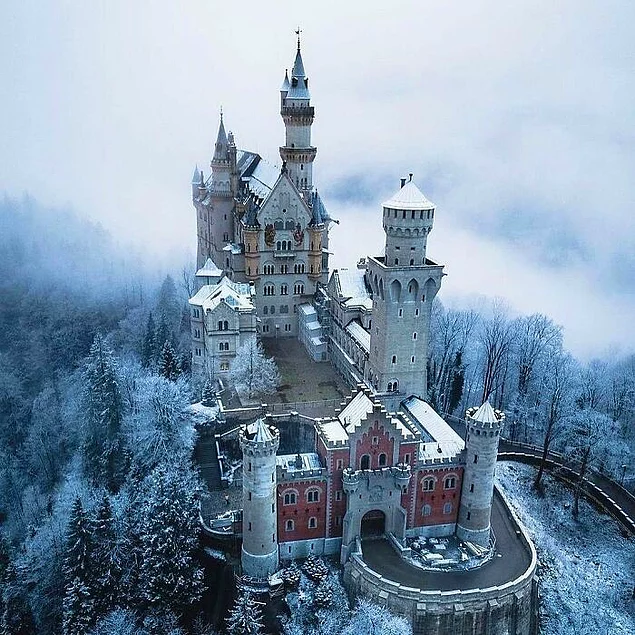 Замок Нойшванштайн в Германии выглядит еще более потрясающе в снегу