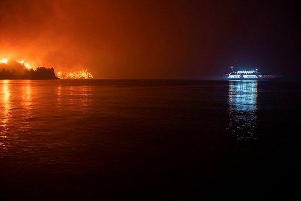 22. Nicolas Economou'nun perspektifinden Yunanistan'ın Evia adasındaki Limni köyünde çıkan orman yangını nedeniyle insanlar bir feribotla tahliye ediliyor.