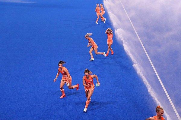 38. Hollanda Takımı üyeleri, 31 Temmuz'da Tokyo Olimpiyatları'nda A Grubu kazananını belirleyen Almanya'ya karşı bir çim hokeyi maçı öncesinde sprinklerlerden koşuyor, Steph Chambers.
