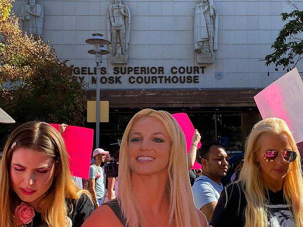 39. Britney Spears'ın destekçileri, 12 Kasım'da, 13 yıl boyunca sağlığını ve mali durumunu kontrol etmesine engel olan konservatörlüğü sona erdirilen davanın yürütüldüğü adliye binasının önünde toplandı, Chloe Pang.